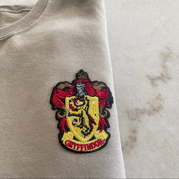 🆕 Harry Potter Gryffindor House Crest embroider patch beige tan sweater medium - Picture 6 of 6